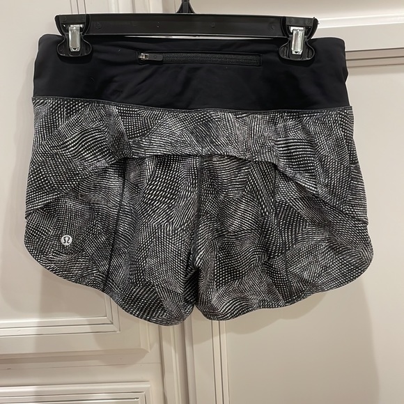 Lululemon Women’s Shorts Size 4 Tall - Picture 2 of 3